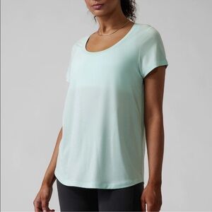Athleta Womens Size Medium Mint Green Stratus ll‎ Tee Short Sleeve Workout